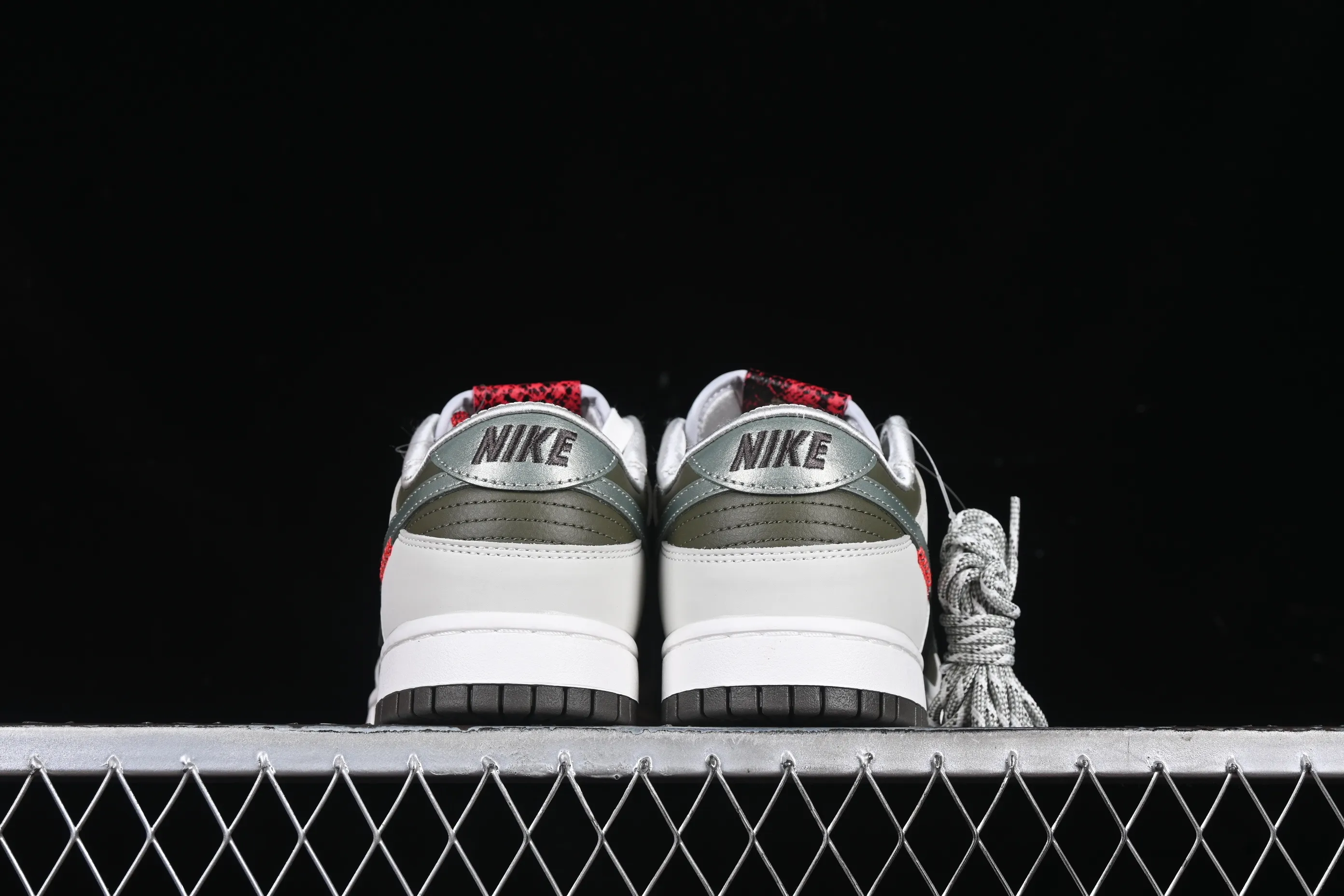 All Categories Nk SB Dunk Series Nk SB Dunk Low Low-top sneakers Nk SB Dunk Low "Year Of Snake" Year of the Snake limited low-top casual sneakers HV5980-231